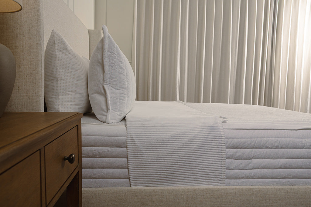 Side view of white quilt zipper bedding.