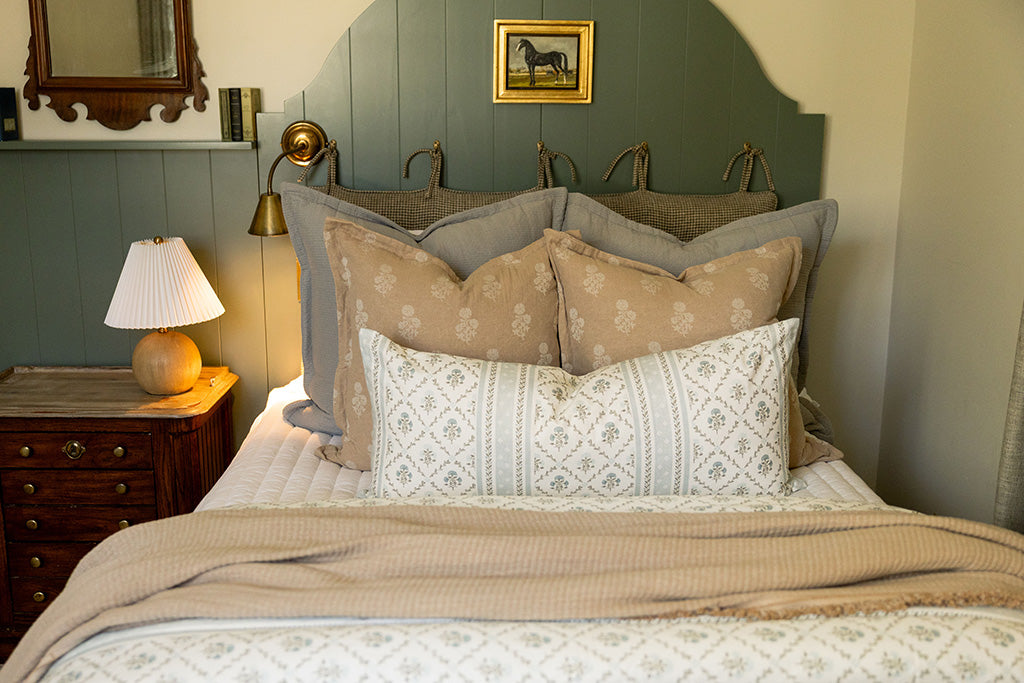 White stripe quilt zipper bedding with tan, gray, and floral accessories.
