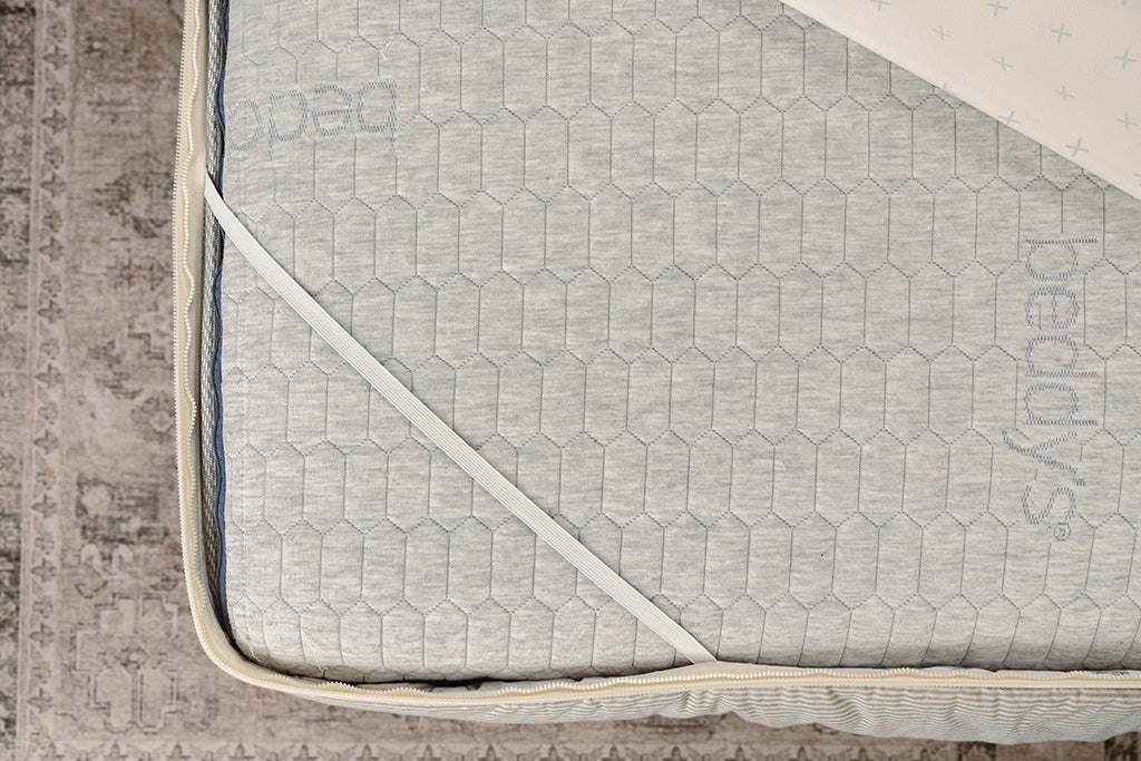 A photo showing the base attachment of their zipper bedding.