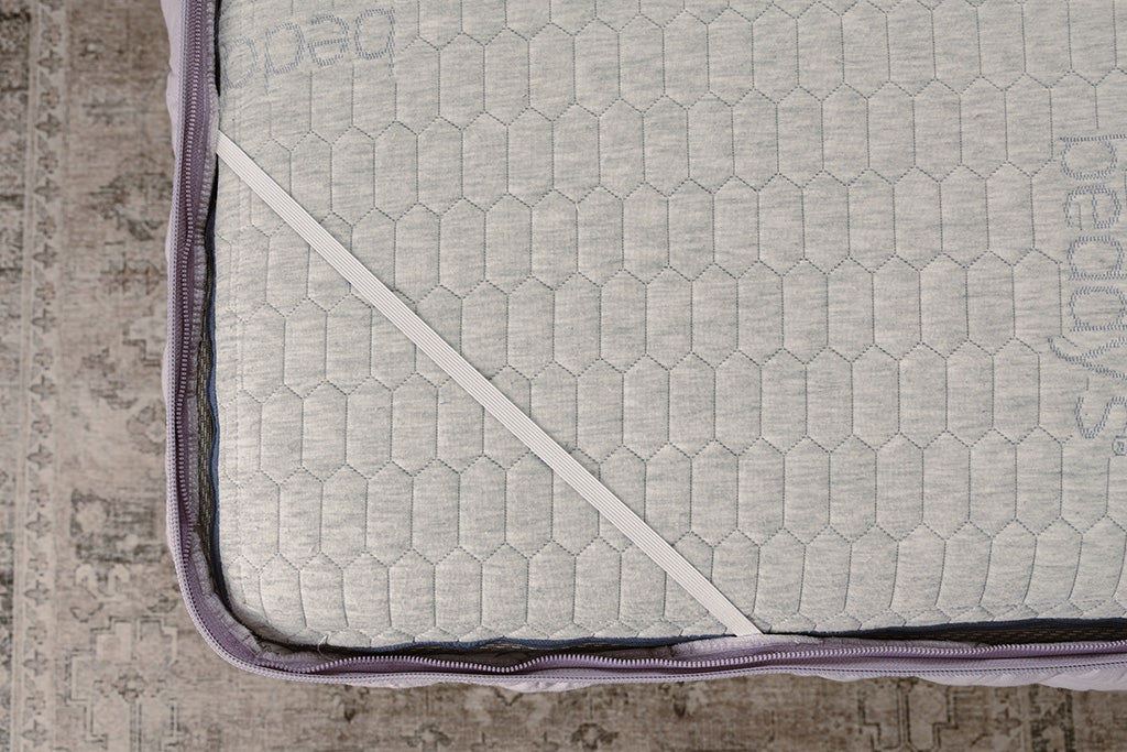 A photo showing the base attachment of their zipper bedding.