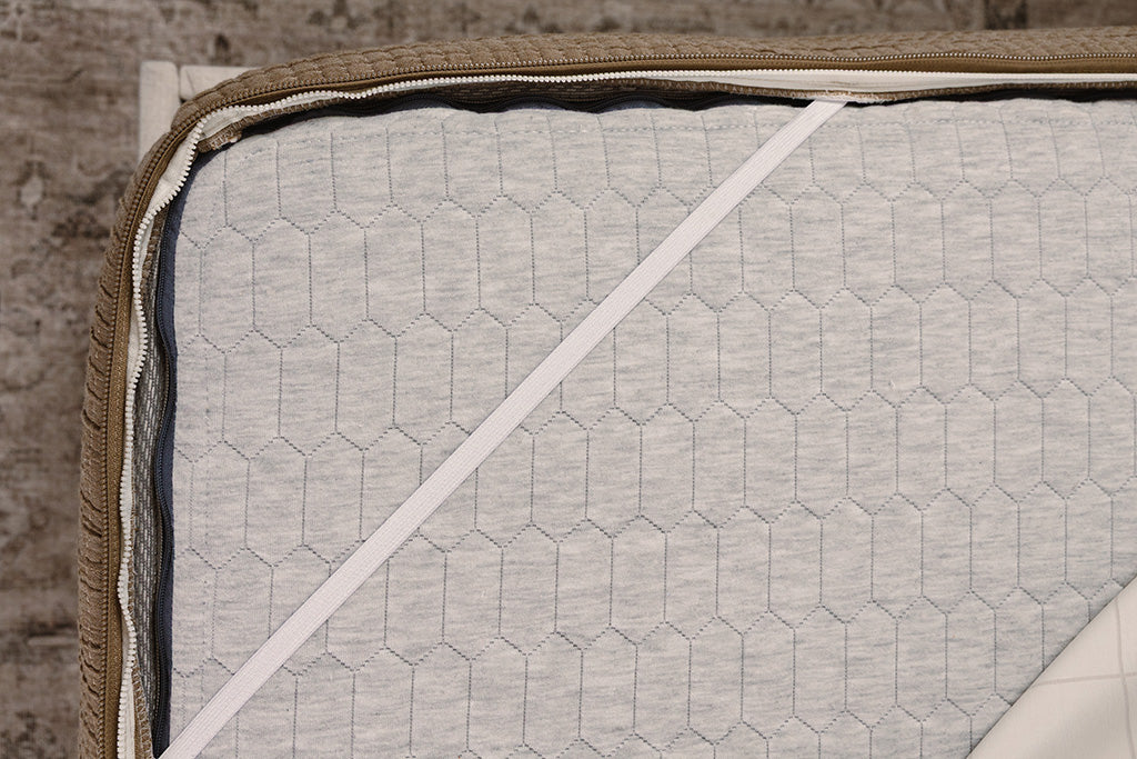 A photo showing the base attachment of their zipper bedding.